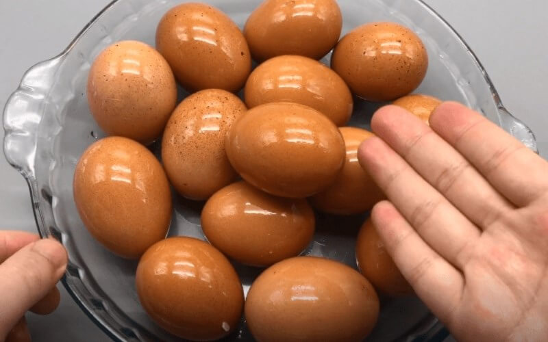 Mua trứng gà sạch giao tận nơi an toàn tiện lợi từ nông trại xanh 4 Quét lớp dầu mỏng lên bề mặt trứng gà