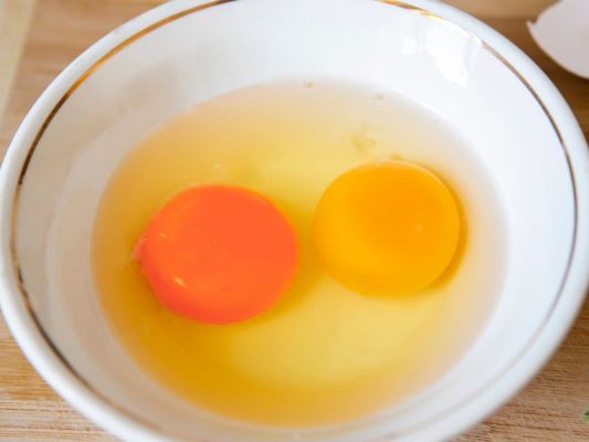 Trứng gà ta nuôi thả tự nhiên có lòng đỏ cam hay vàng bổ dưỡng và ngon hơn
