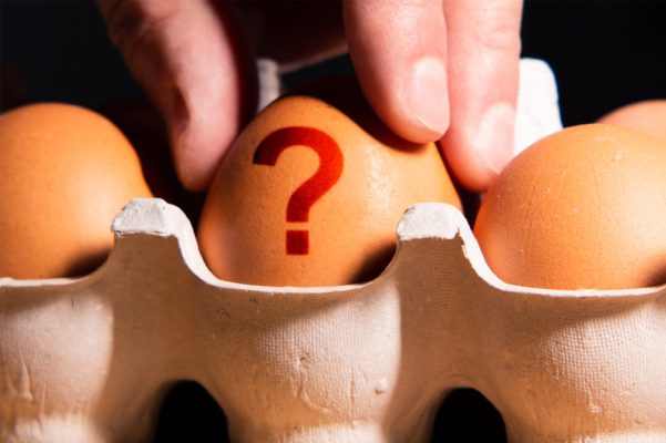 Cách phân biệt trứng gà sạch và trứng không rõ nguồn gốc đơn giản tại nhà 4 Cách phân biệt trứng gà sạch và trứng không rõ nguồn gốc đơn giản tại nhà