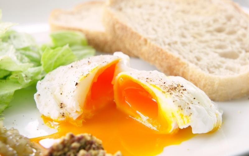 Trứng gà sạch ăn sống được không? Dinh dưỡng trong trứng gà sống